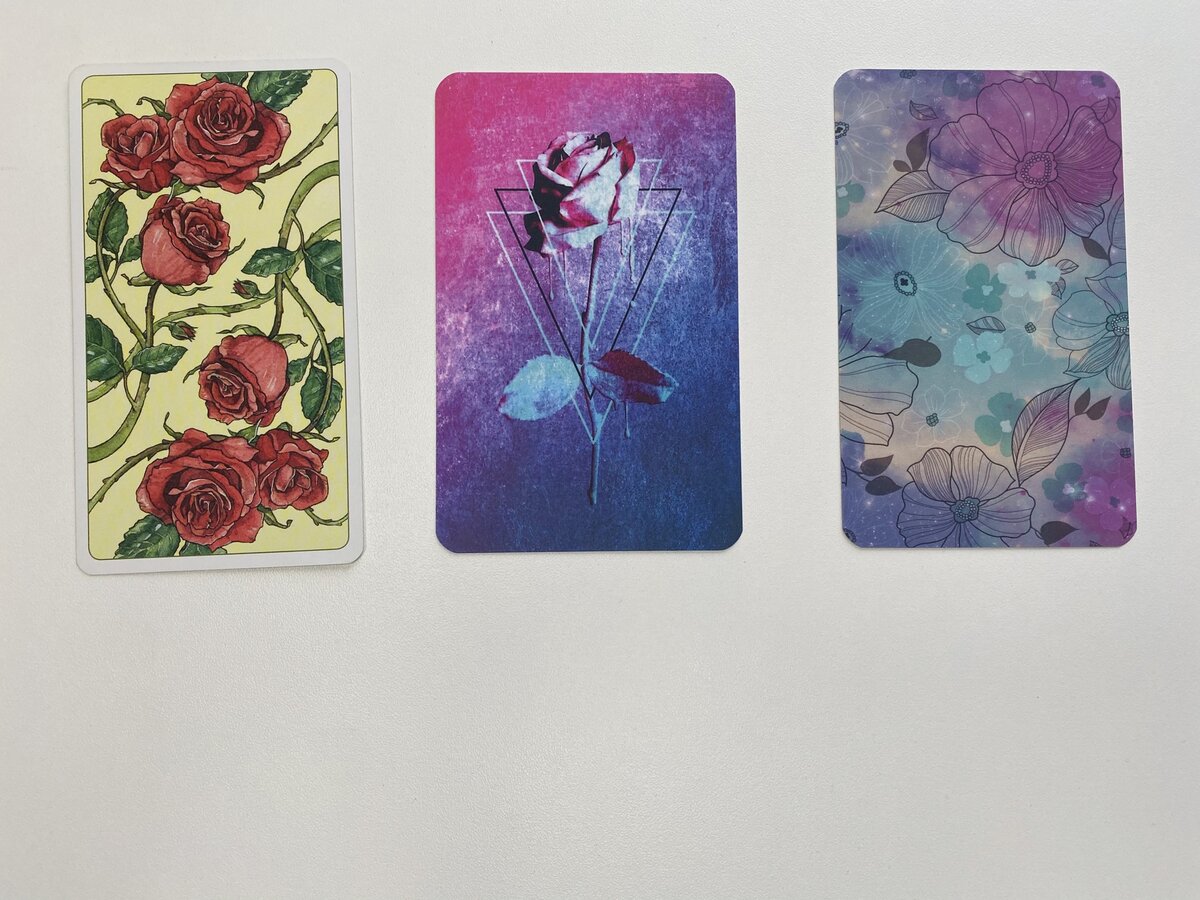 Гадание на картах таро: Скучает ли он сейчас. Три варианта. Фото автора 
