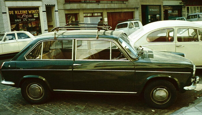 ПОПЕРЕЧНО УСТАНОВЛЕННЫЙ
DKW Front F1 был первым известным переднеприводным  автомобилем с поперечным двигателем. Он был создан в 1931 году. Он содержал двигатель, который был двухцилиндровым двухтактным.Saab в конечном итоге скопировал дизайн , что привело к запуску Saab 92.Когда речь заходит об автомобилях с поперечно установленным четырехцилиндровым рядным  двигателем с водяным охлаждением, у нас есть Mini 1959 года выпуска Issigoni , Allegro, Austin 1100/1300, Maxi, Renault 14, Peugeot 104 и Datsun 100A (Cherry). Этот тип устройства помещает трансмиссию под коленчатый вал, а именно в картер. Между тем, передаточные механизмы передают мощность.Поперечно установленный двухтактный двухцилиндровый двигатель, такой как DKW, также может применяться в автомобилях city и kei. Одним из примеров является Suzuki Suzulight 1955  года, вдохновленный немецким Lloyd LP400.Некоторые автомобили, такие как Fiat 127, Fiat 128 и Autobianchi Primula 1964 года Данте Джакозы, имеют трансмиссию рядом с поперечно установленным двигателем.  Эти автомобили обычно удваивают трансмиссию назад, чтобы трансмиссия находилась прямо перед дифференциалом. Это приводит к неправильной форме приводных валов к колесам, потому что одна сторона длиннее другой. Эффект заключается в том, что вес накапливается немного раньше колес. Эта общая схема стала популярной во всем мире.