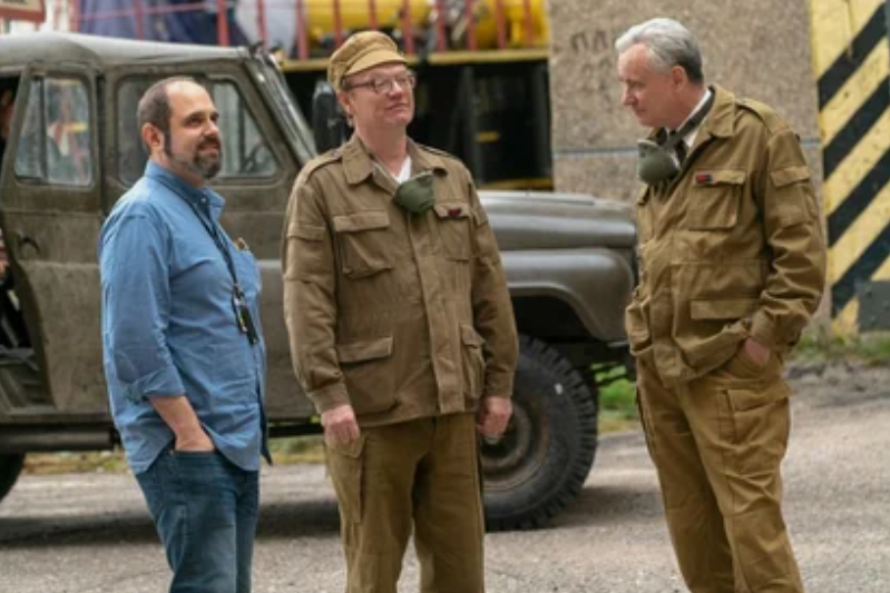 Актёры и съёмочная группа во время съёмки сериала