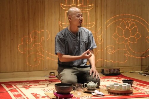 Мастер Нгуен Вьет Хун заваривает свой лотосовый чай. © Ольга Никандрова