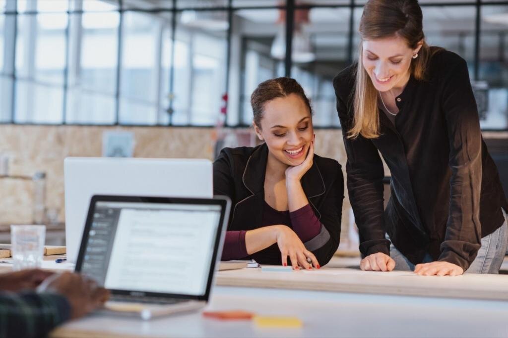 женщина аналитик. мир работающей женщины. мир работающей женщины. женщина на работе. женщина за компьютером.