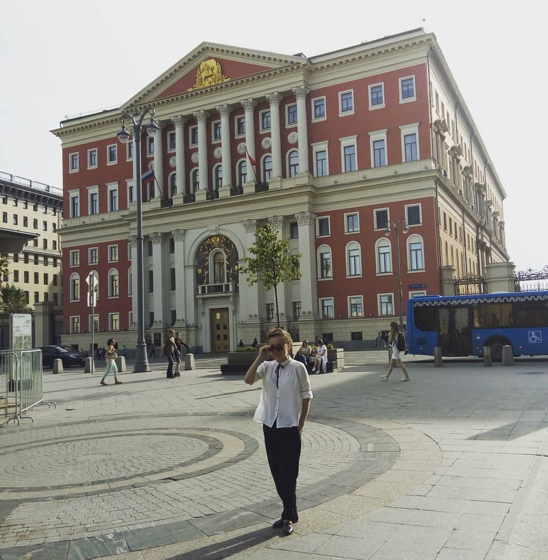 Я на фоне Мэрии Москвы, в которой проводила свои рабочие деньки