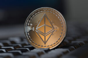 Как только вы определитесь с торговой платформой, которая соответствует вашим потребностям, следующим шагом будет открытие счета. Этот процесс аналогичен открытию счета на брокерской платформе. Вам нужно будет указать свое имя, адрес, номер социального страхования, указанные формы идентификации и многое другое. Как только вы уверены в сайте, процесс открытия счета обычно может быть выполнен довольно быстро.