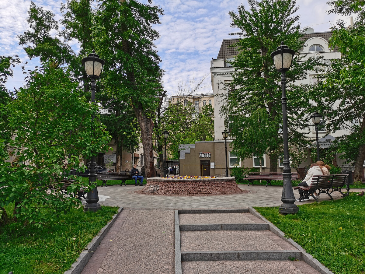 Площадь на месте храма 