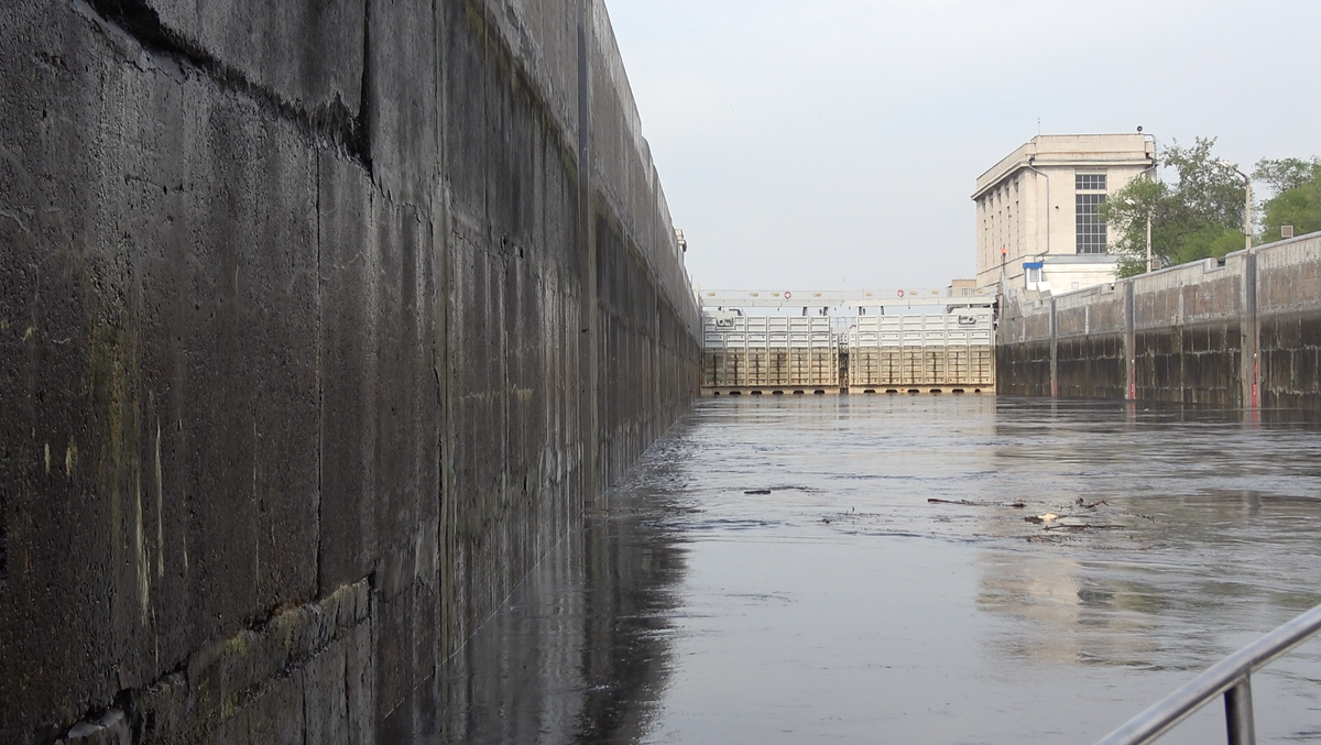 на фото Тольяттинский шлюз