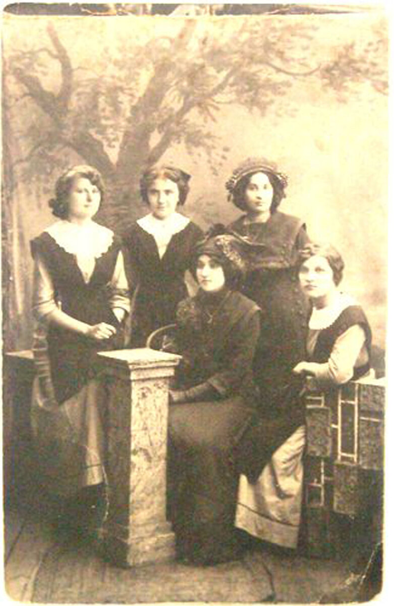 Воспитанницы гимназии Мазуренко, 1910-е гг. 