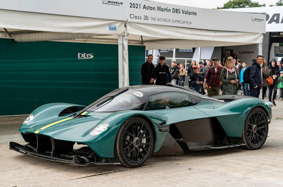 Aston Martin Valkyrie синего цвета