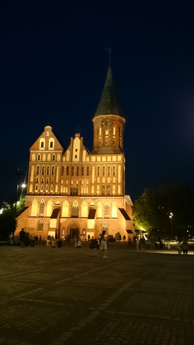 Кафедральный собор во всей своей ночной красе.