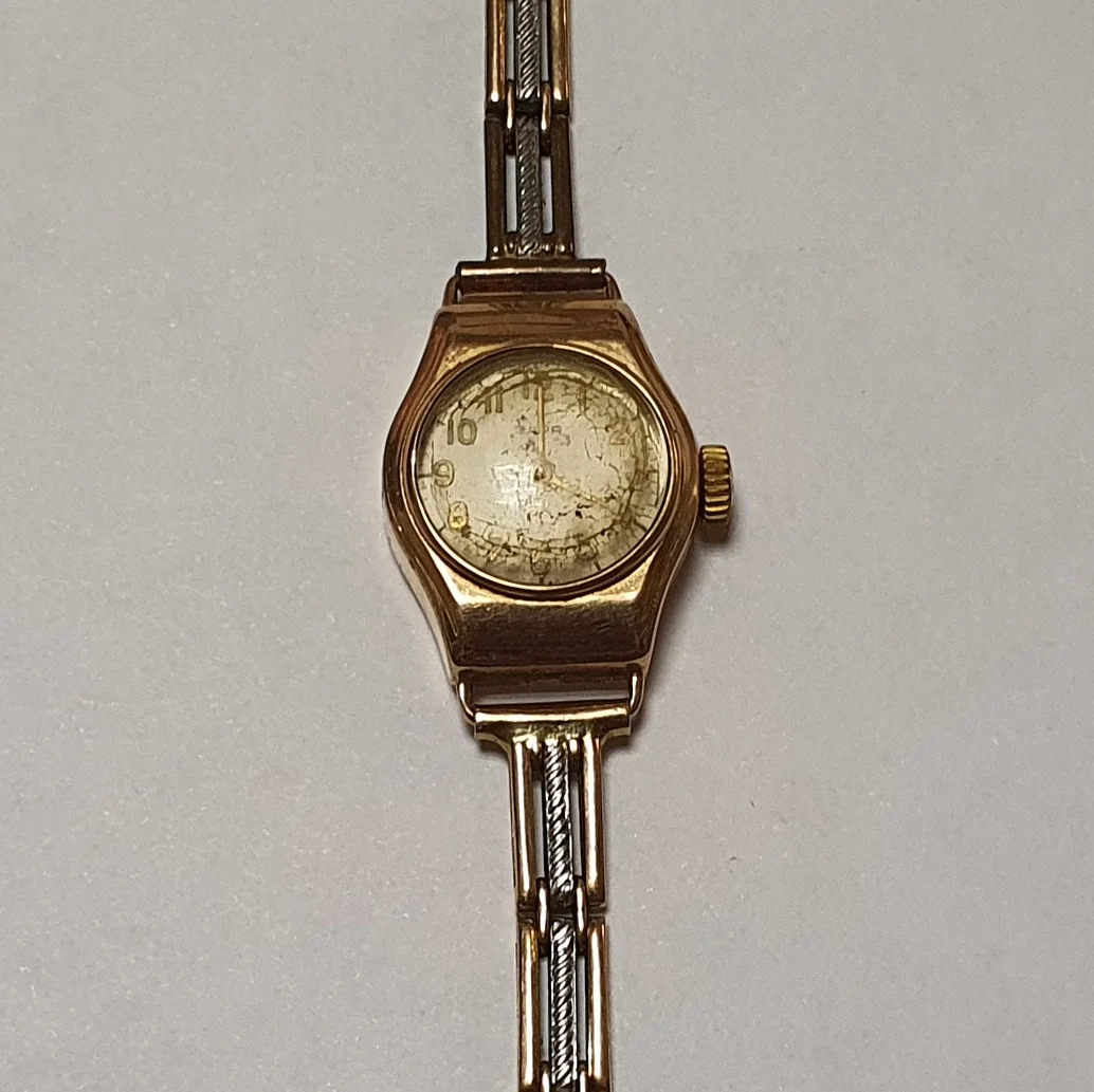 Часы "Заря" из золота и платины. Источник фото: meshok.net