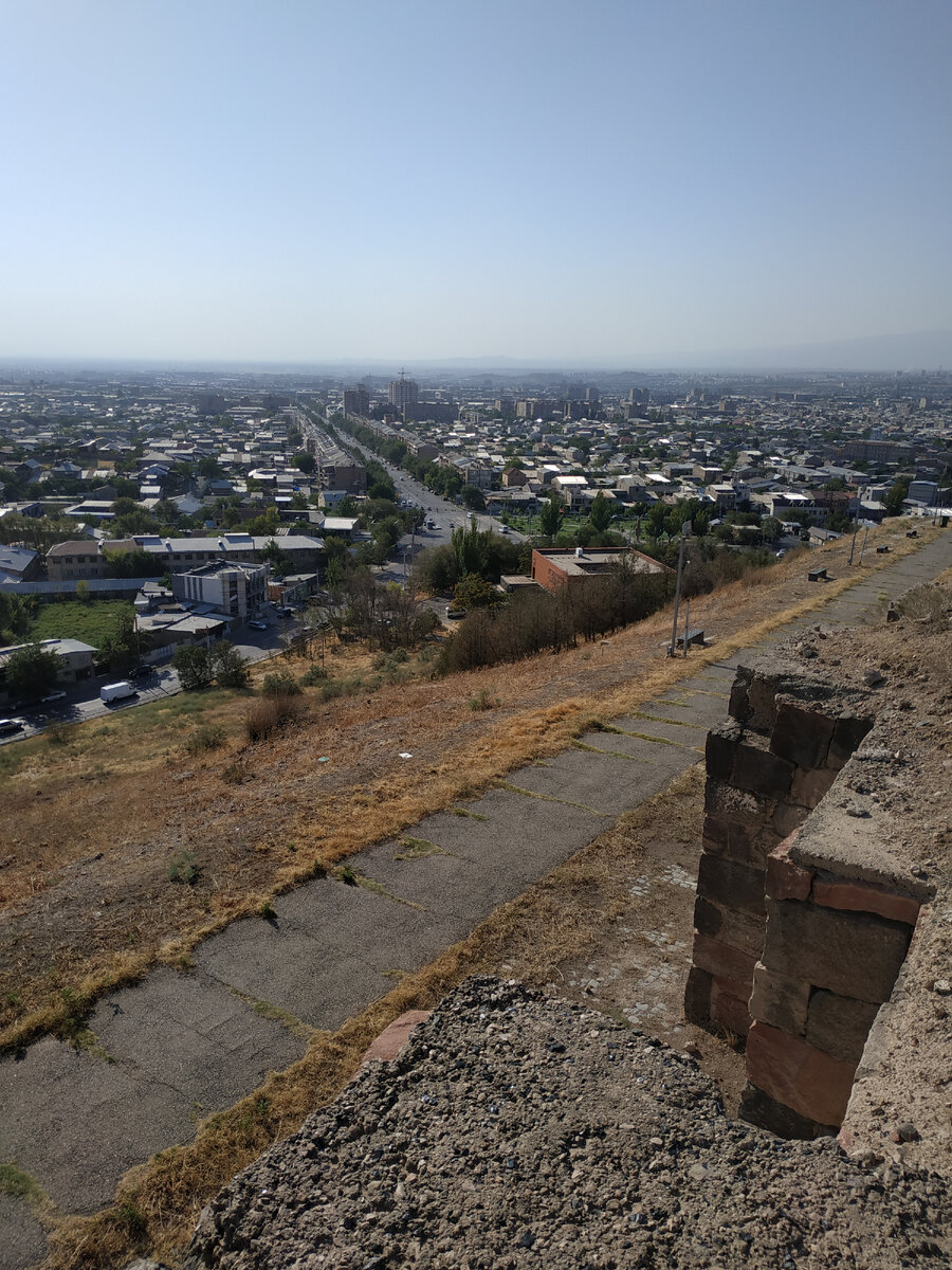 Вид с холма Арин-Берд на город Ереван.
