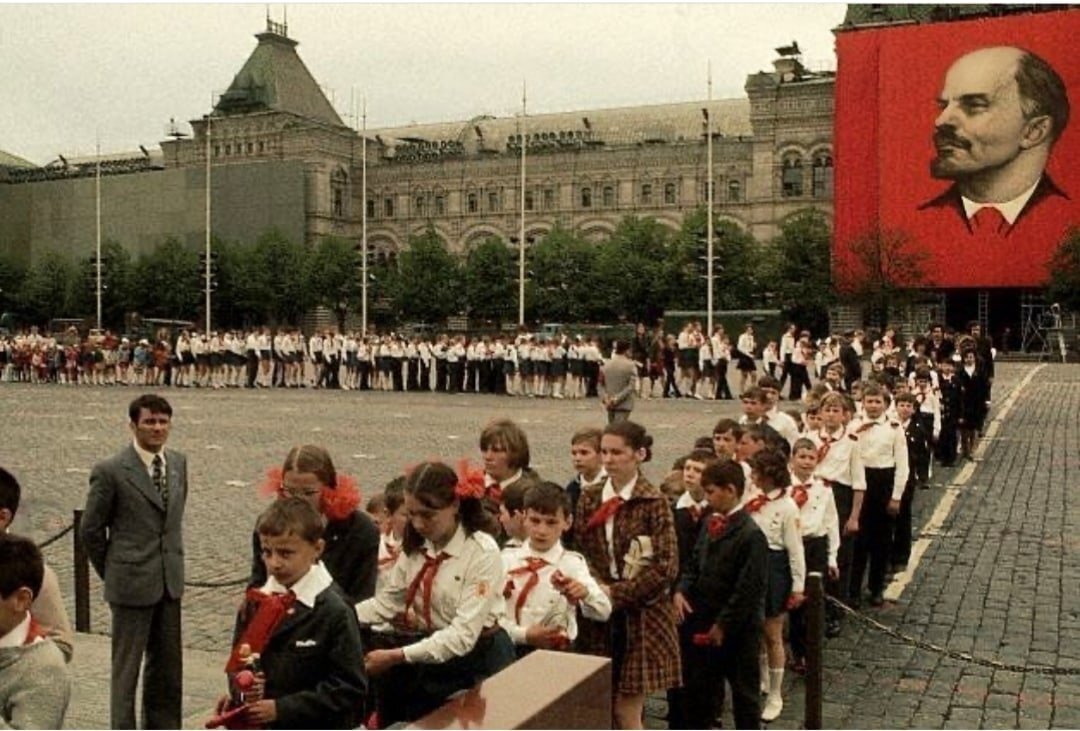 Фото ссср. Пионеры мавзолей СССР. СССР пионеры 60х. Очередь в мавзолей в СССР В 1975 году. СССР 1975 год.