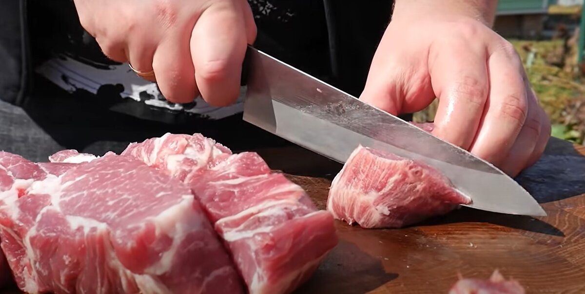 Для шашлыка лучше нарезать свинину на кусочки 3-4 см