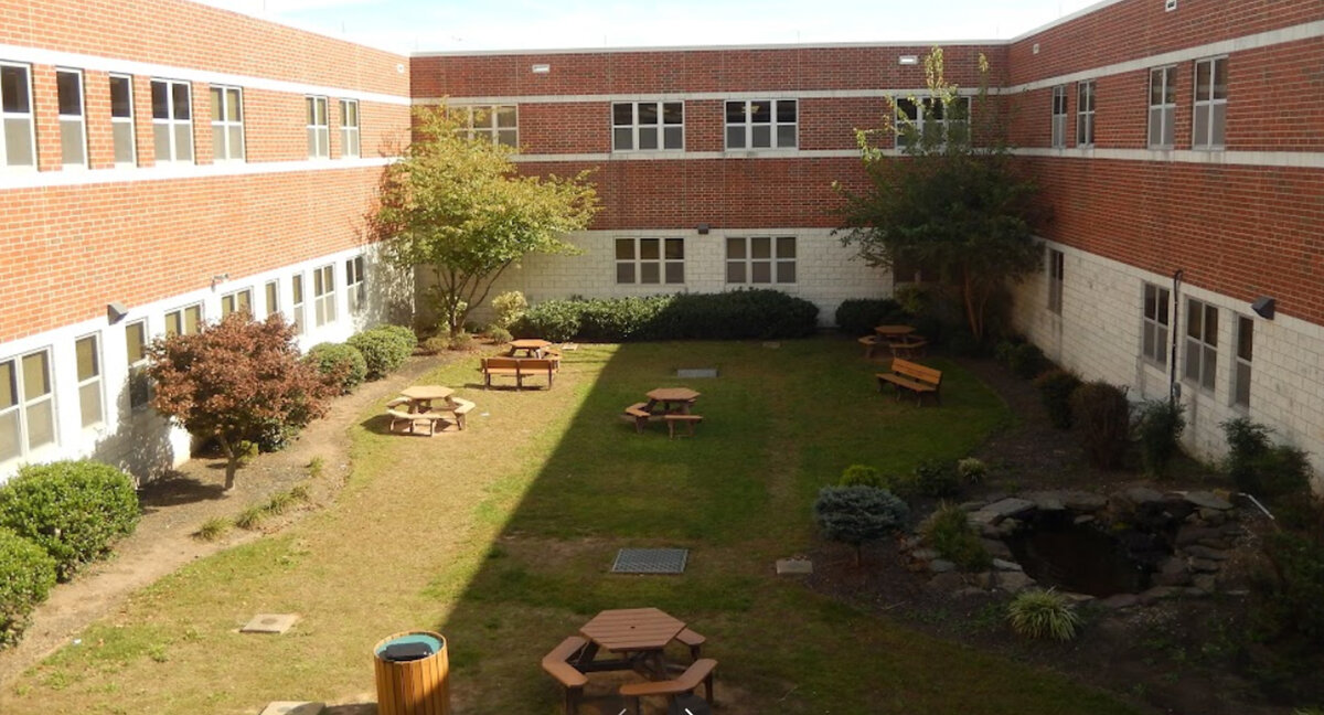 Школьный двор.