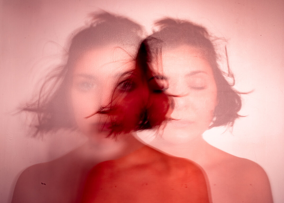 "С ней что-то не так", Екатерина Широкова. Фото Irene Giunta Unsplash