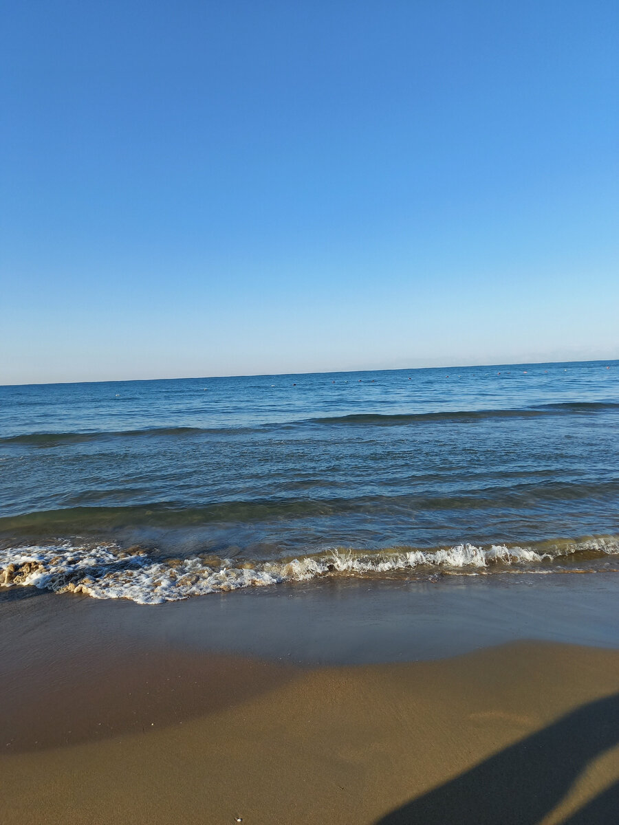 Утреннее спокойное море.