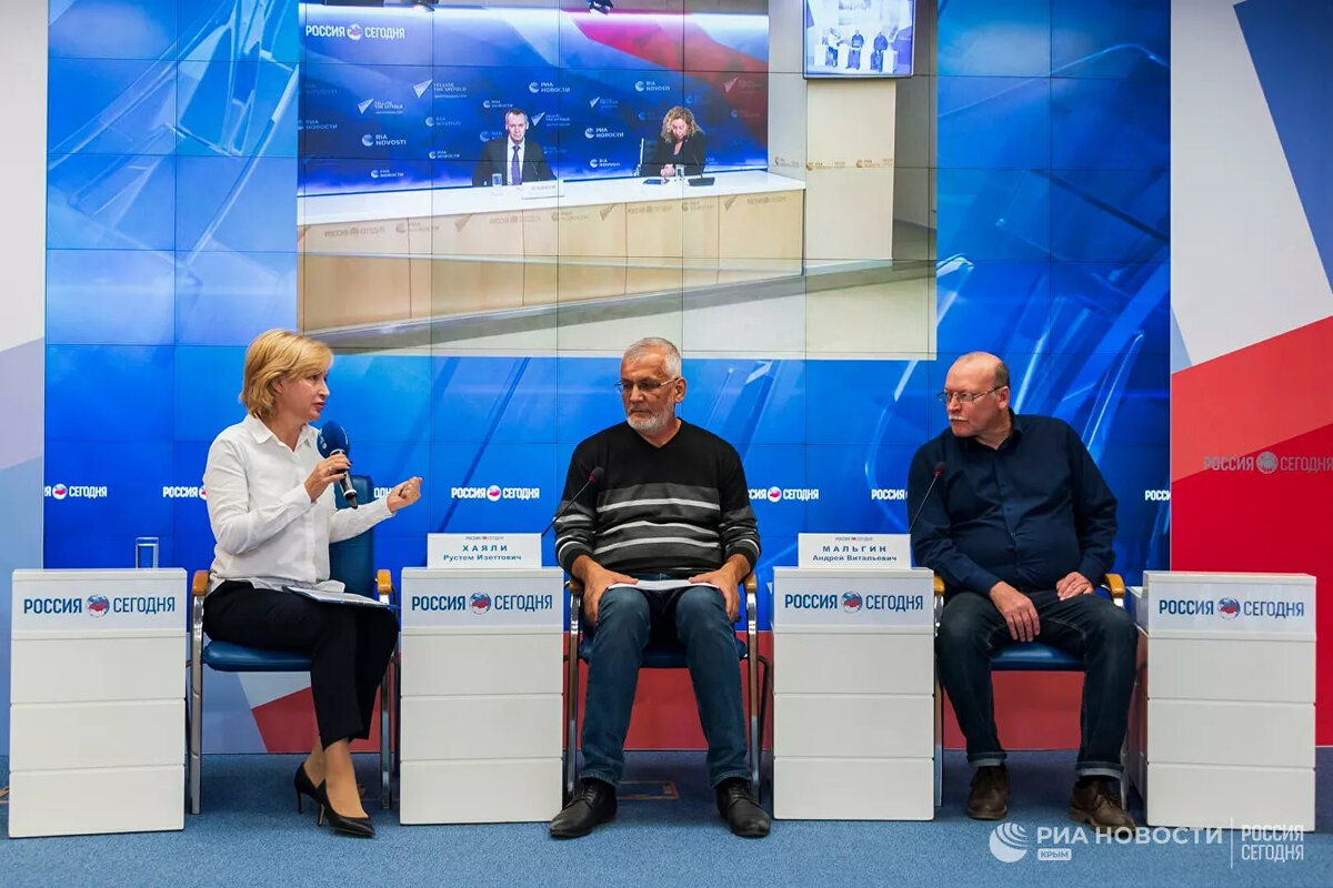 Участники пресс-конференции.