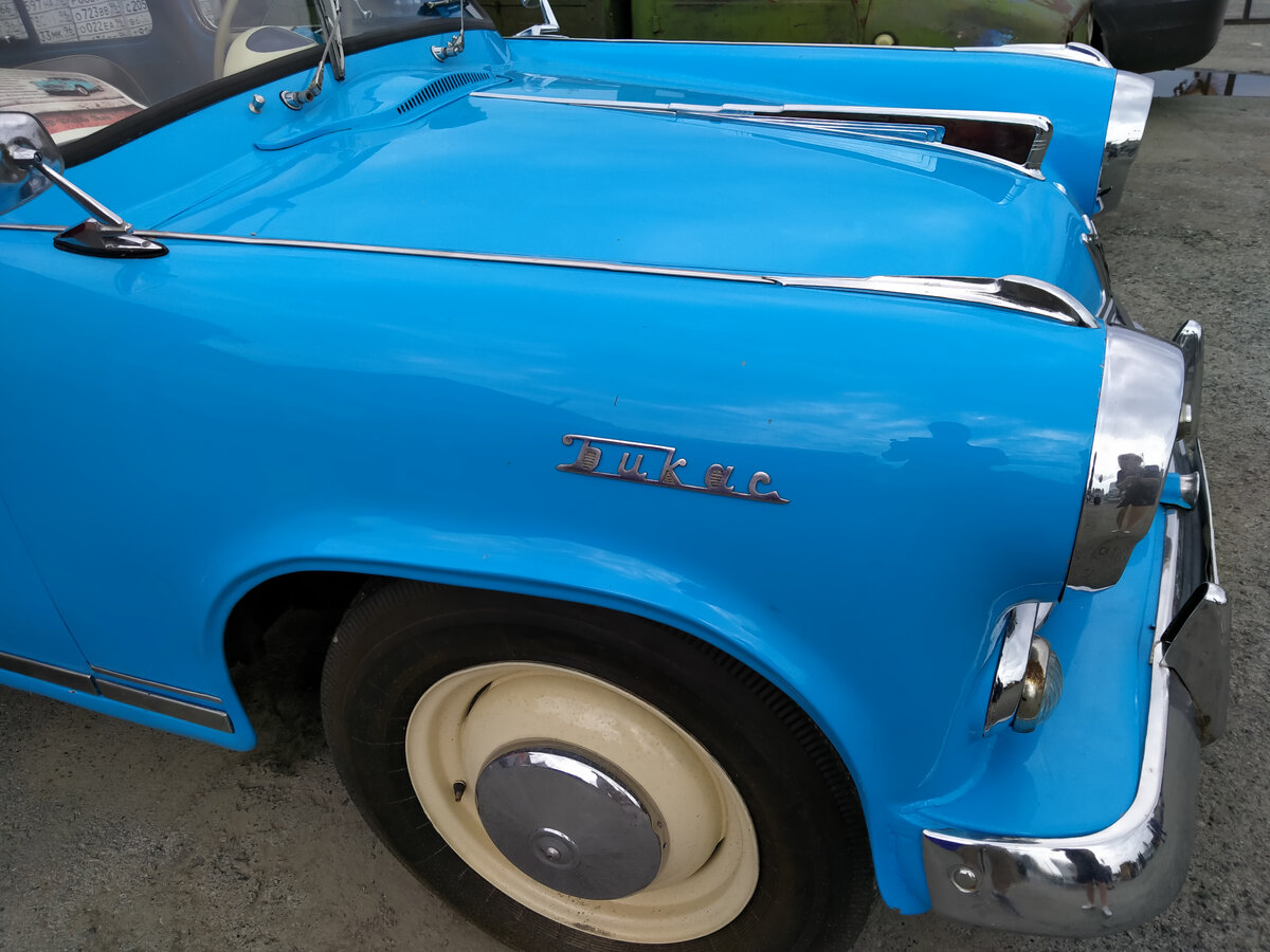 Почему на машине написано "БИкас", я так и не выяснил. Возможно это аббревиатура? 