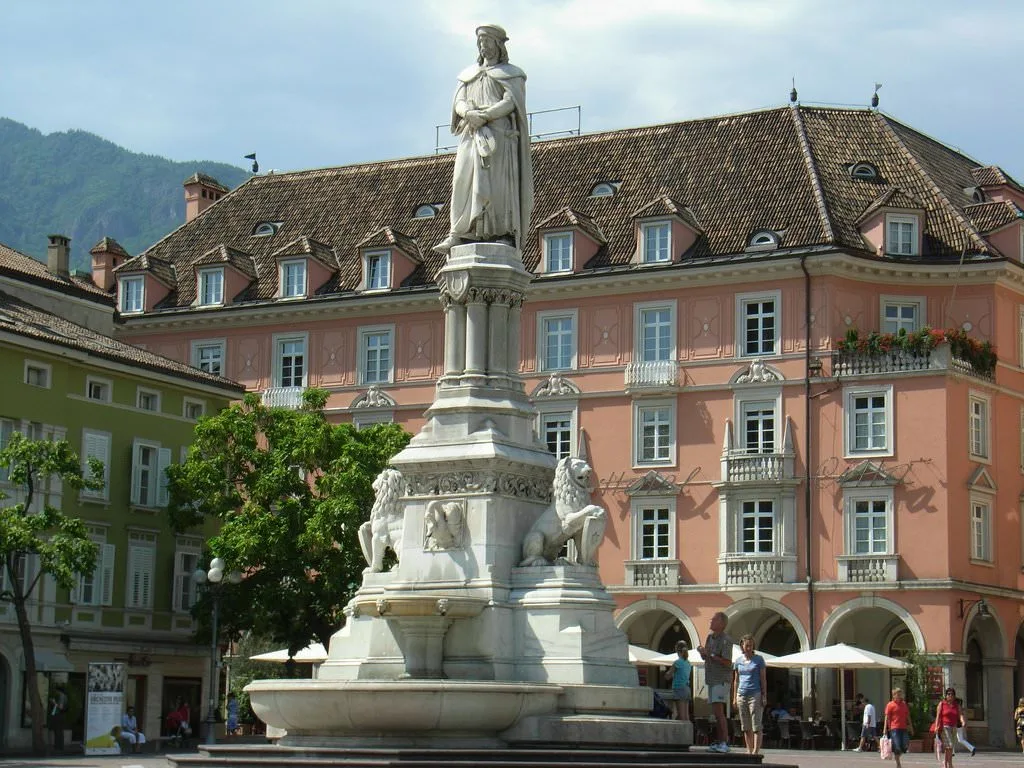 Памятник поэту фон дер Фогельвейде на площади Вальтер - главной площади Больцано. Фото из открытого источника