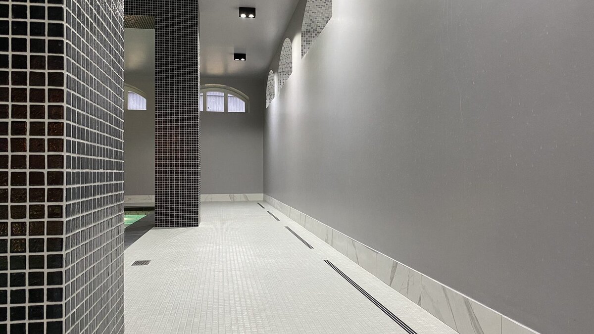 Пример "щелевиков" вентиляции в полу рядом с бассейном