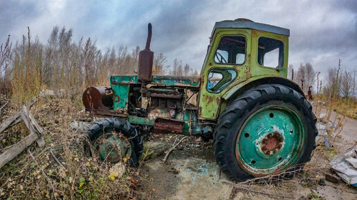 Старый трактор времён СССР на свалке. Может кто знает, что это за модель? 🚜❓🤷‍♂️