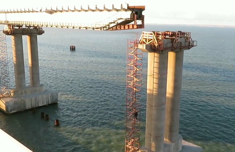 Новыми технологии крымская. Крымский мост надвижка. Как ставили столбы в воду когда строили Крымский мост 2020 год.