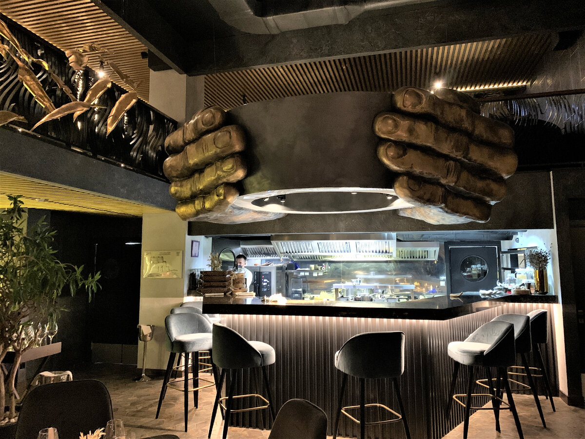 Огромные руки над контактной стойкой