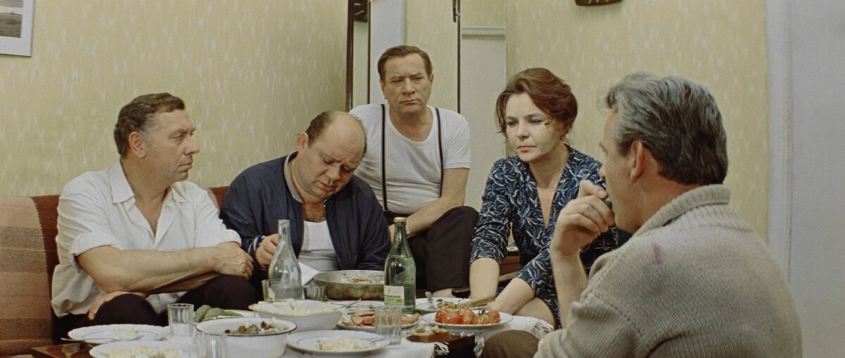 Здесь и далее кадры из фильма "Белорусский вокзал"