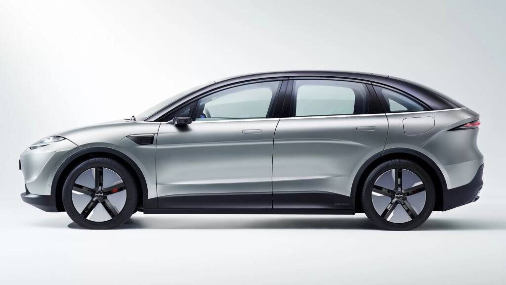 Теперь же, после премьеры на выставке CES кроссовера Vision-S 02, сомнений не осталось: Sony заявила, что всерьёз рассматривает возможность выхода на рынок электромобилей. Сколько время займёт «изучение» и когда будет принято окончательное решение, пока неизвестно, так сейчас можно лишь поразглядывать новый концепт, который, как и предыдущий, выглядит вполне себе законченным, то есть в нём нет ничего, что нельзя было бы запустить в массовое производство.