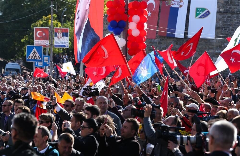Турецкого лидера приветствуют в Санджаке, 2017 год, фото: yenisafak