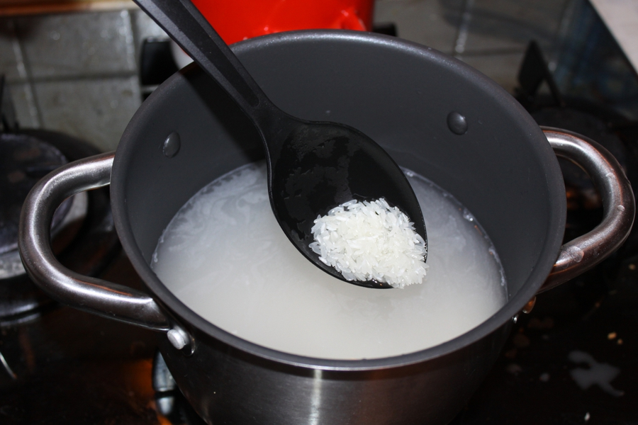 Отварить рис в кастрюле
