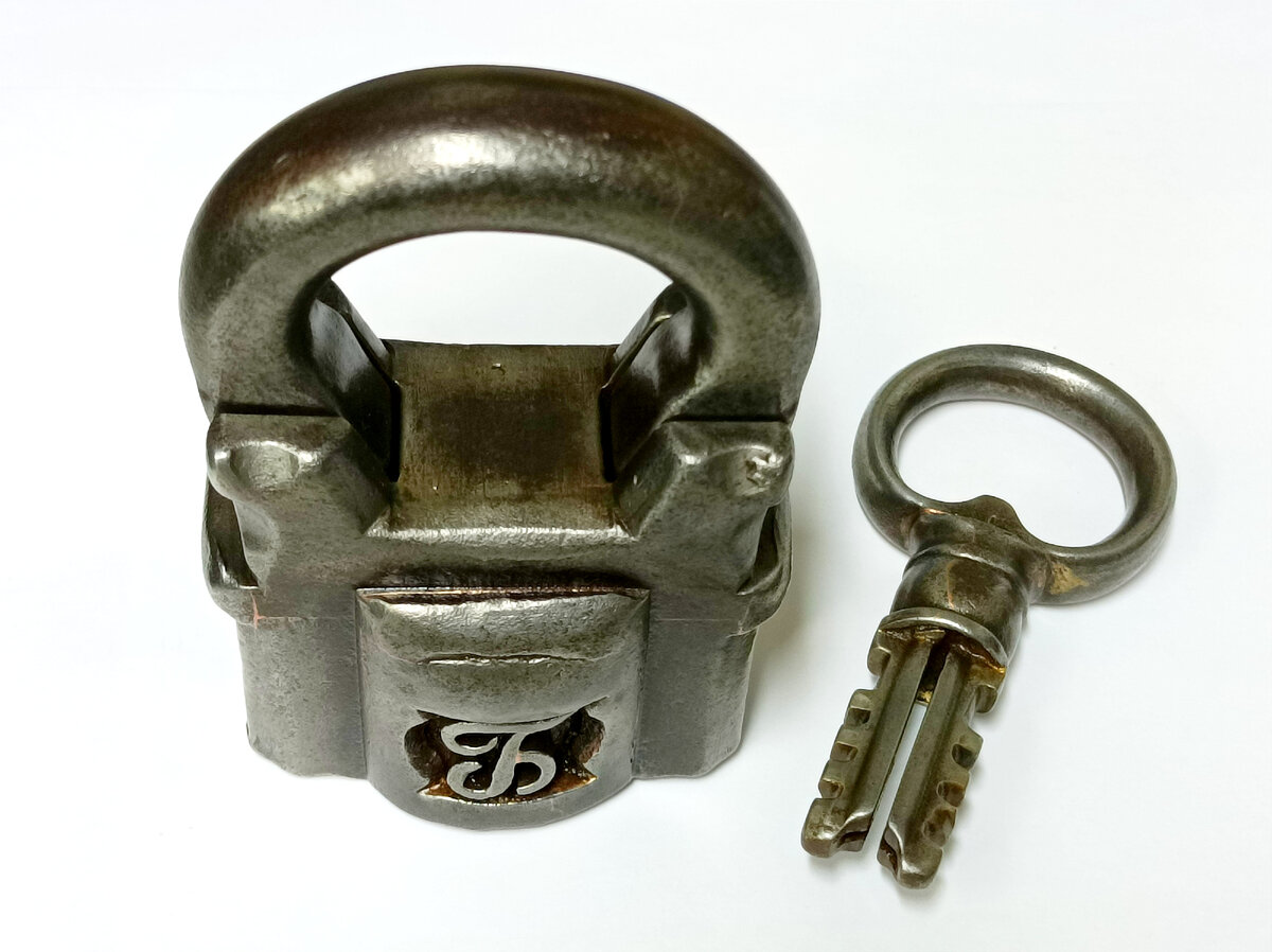 Замок навесной 1851 года. 