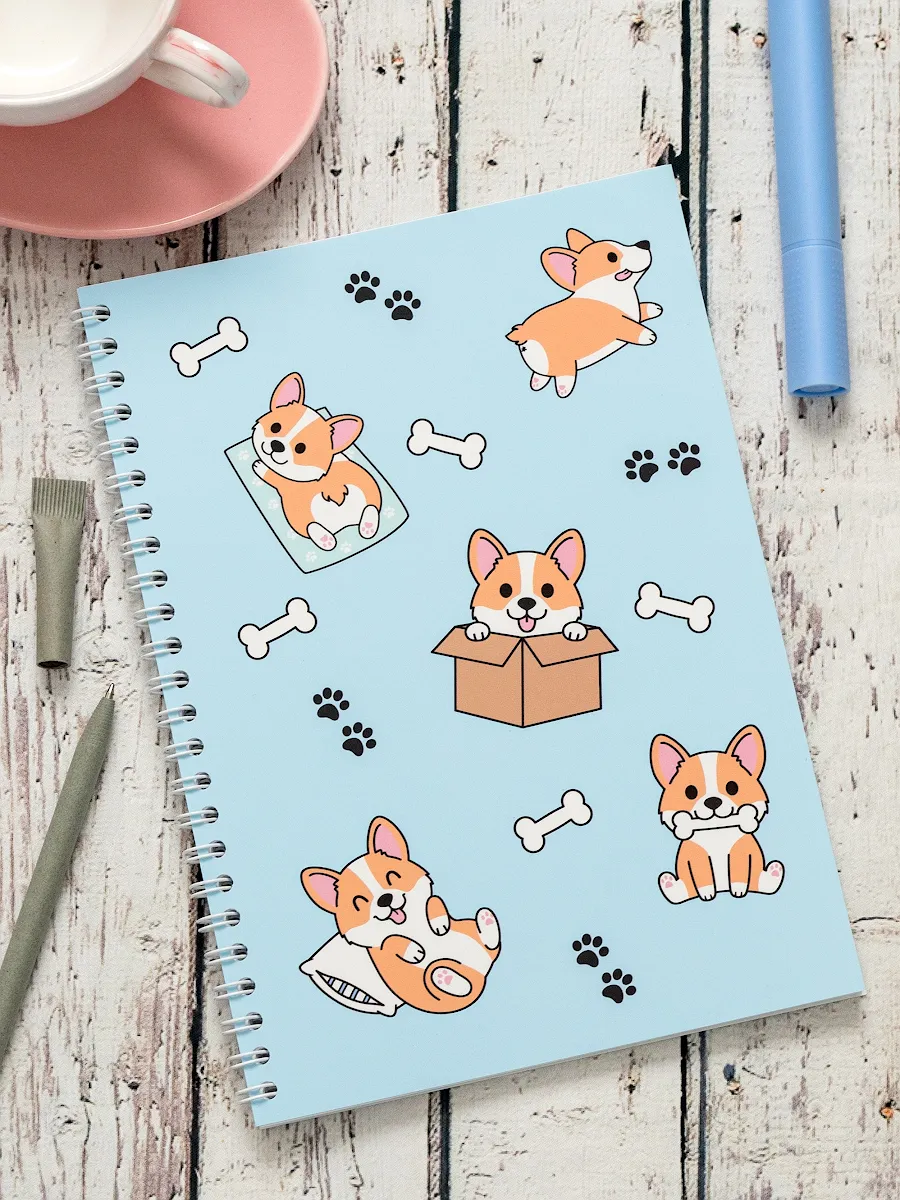 Стильный и оригинальный блокнот "Корги" идеально подходит для записей, зарисовок, скетчей, конспектов, заметок.Блокнот формата А5 размером 15*21 см, 48 листов в точку, что позволяет писать ровно и красиво. Обложка из твердого картона с бархатистой текстурой. Блокнот можно использовать как: - тетрадь для конспектов и лекций - блокнот для заметок - сборник стихов или цитат - ежедневник в стиле буллет джорнал - майнд карту для достижения своих целей, а также записывать рецепты, заметки, списки дел и покупок, план питания. В блокноте 48 листов - 96 страниц, произведен в России.