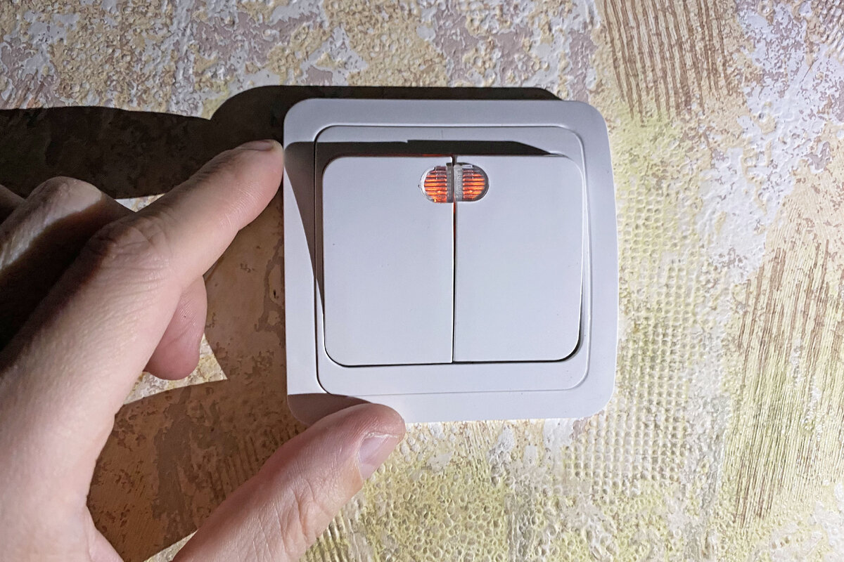 Как правильно подключить двухклавишный выключатель, чтобы лампочки не ...