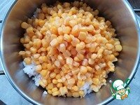     Из банки с кукурузой слить жидкость.