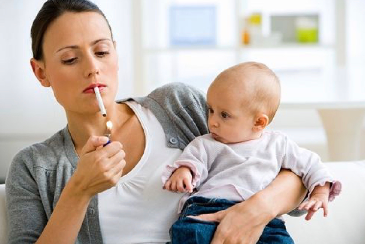 Курение и грудное вскармливание. Курящая женщина с ребенком. Курение мать и ребенок. Курение детей. Курящая мать с ребенком.