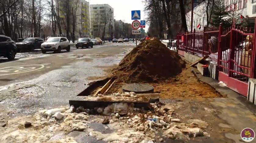 Прокладка труб под новым асфальтом. Источник: YouTube / "Наша Москва. Якиманка"