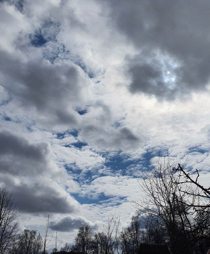 Быстрый бег облаков на весеннем небе