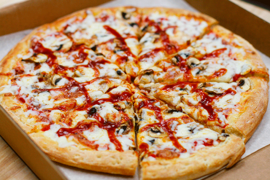 Пицца выбрать. Сочная пицца. Пицца необычной формы. Пицца с пышными бортиками. Американская пицца необычная.