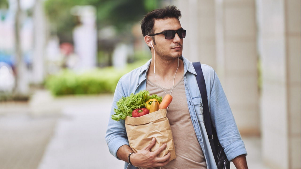 Man product. Мужчина с пакетом в руках. Мужчина с пакетом продуктов. Мужчина с продуктами в руках. Несет пакет с продуктами.