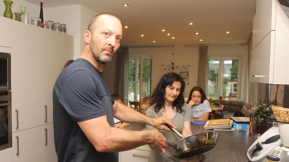 Они делят кухню: хозяин Томас Фусс принял украинскую беженку Эльмиру Долгий с двумя детьми в своем доме в Дахау. 
