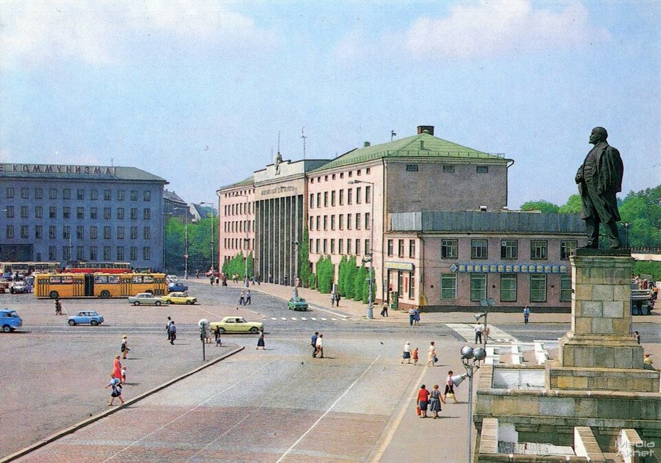 Здание МДМ на Площади Победы в Калининграде