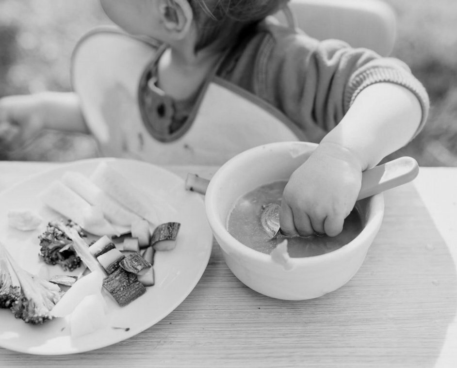 Как научить жевать кусочки. Как научить ребёнка кушать ложкой самостоятельно. Учит ребенка есть палочками. Дети едят мороженое картинки. Дети ест стекло.