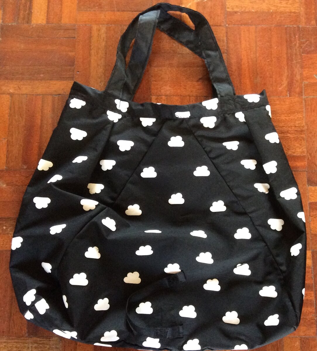 Сумка из сломанного зонта Avon. Ткань очень интересная, когда сумка мокрая, тучки сиреневого цвета. Фото из архива автора