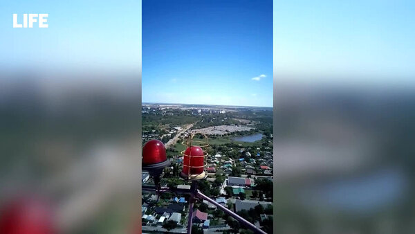 Российский триколор разместили на телевышке освобождённого Днепропрудного. Видео © LIFE