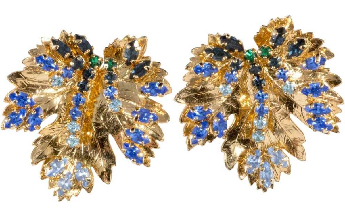 серьги Dior в виде листьев, 1980-е; 175-225 долларов.