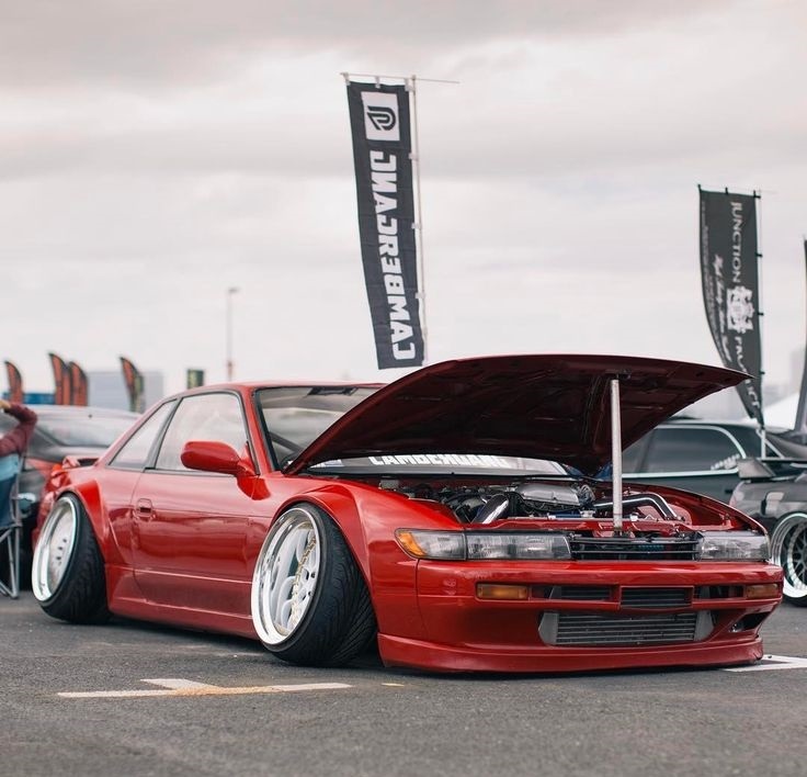 Рождение cтенс-культуры довольно сложно обозначить, однако его происхождение уходит корнями к практическому применению широких колес с малым вылетом. Еще десятки лет назад в автоспорте начали применяться такие колеса для создания более широкой колеи автомобиля, что обеспечивало мощным автомобилям лучший зацеп и серьезную устойчивость в поворотах. 
В 70-х годах прошлого столетия в Европейских странах производители Porsche для создания широкой колеи авто стали применять отрицательный развал и широкие колеса. Новшество гарантировало безопасную устойчивость на поворотах и лучший зацеп на трассе.

Использование различной ширины колесных покрышек сейчас ассоциируется со cтенс-движением, однако первыми такую модификацию стали применять японские механики в сервисах по доработке и нестандартному ремонту автомобилей. Окончательно cтенс культура сложилась в Америке, несмотря на то, что большинство идей было перенято у японцев.

На сегодняшний день в cтенсе выделяются два основных критерия — высота клиренса автомобиля и фитмент.