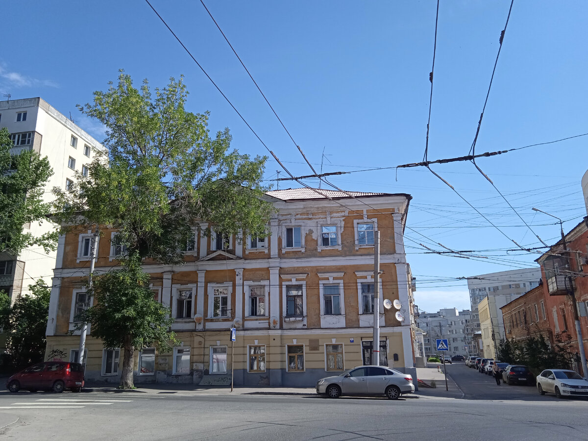 Справа Песковский переулок, названный в честь хозяина дома