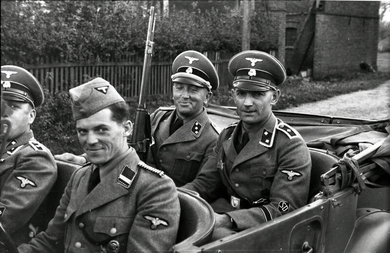 Довольные члены айнзацгруппы. Польша, 1939 г. Общественное достояние