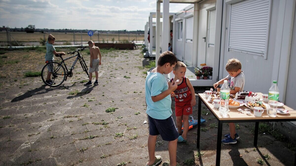    Дети в лагере в бывшем аэропорту Темпельхоф в Берлине, где проживают беженцы из Украины© AFP 2022 / Carsten Koall