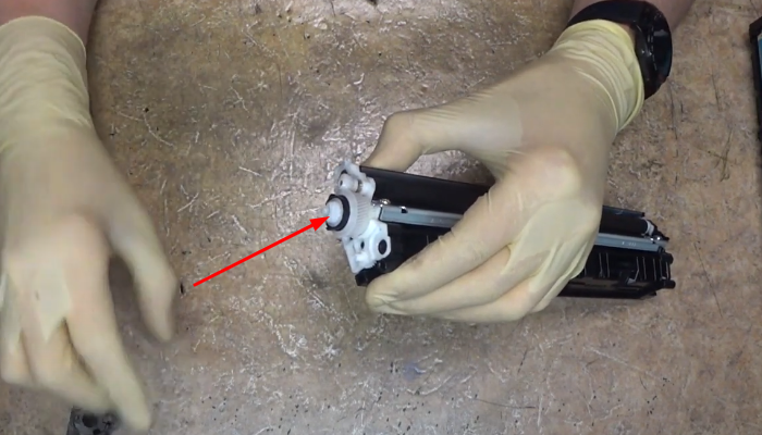 Фото 55. Очищаем кромку дозирующего лезвия сначала сухой тряпкой